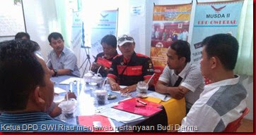 Peserta Rakor Pengurus DPD dan DPC GWI Riau. Tampak Amponiman (Baju Putih) Ketua PDD GWI Riau saat menjawab pertanyaan Budi Darma Saragih (Topi Putih). DOC- SigapNews