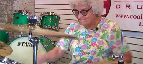 Increíble video de una abuela tocando la batería
