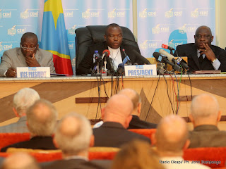 Des membres du bureau de la Ceni le 9/12/2011 à Kinshasa, lors de la publication finale des résultats provisoire de la présidentielle de 2011 en RDC. Radio Okapi/ Ph. John Bompengo