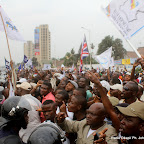 A gauche, la police encadre les partisans de l’UDPS le 5/9/2011 à Kinshasa, lors du dépôt de la candidature d’Etienne Tshisekedi pour la présidentielle 2011, le 5/09/2011 au bureau de réception, traitement des candidatures et accréditation des témoins et observateurs de la Ceni à  Kinshasa. Radio Okapi/ Ph. John Bompengo
