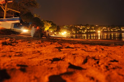 De l'autre côté c'est le Four Season hôtel et son accès privé à la plage... DSC_0225.jpg