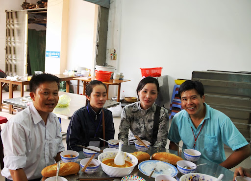 Các tình nguyện viên ăn trưa sau khi các thí sinh đã dùng bữa