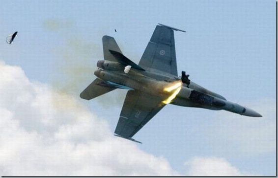 Pilot ejects from fighter plane moments before crash (2)