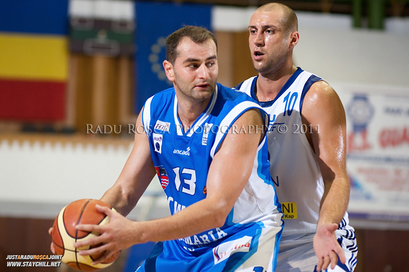 Flavius Lapuste (albastru) este aparat de Catalin Burlacu, in meciul dintre CSU Asesoft Ploiesti si BC Mures Tirgu Mures din cadrul turneului amical Mures Cup, disputat joi, 8 septembrie 2011 in Sala Sporturilor din Tirgu Mures