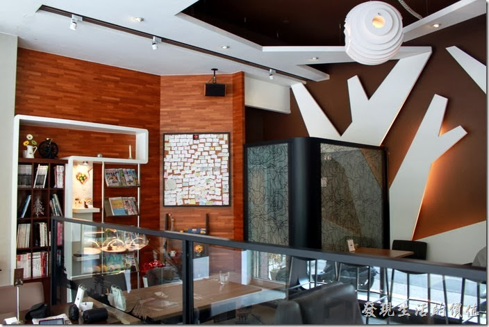 台南-綠帕克咖啡館一樓的裝潢，整個一樓有挑高，所以身處其間感覺很舒服，沒有壓迫感，牆壁上除了採用木頭的顏色外，也大量採用的白色的樹枝形狀裝潢。