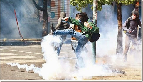 En Cochabamba, universitarios y policías se enfrentan por 5 horas