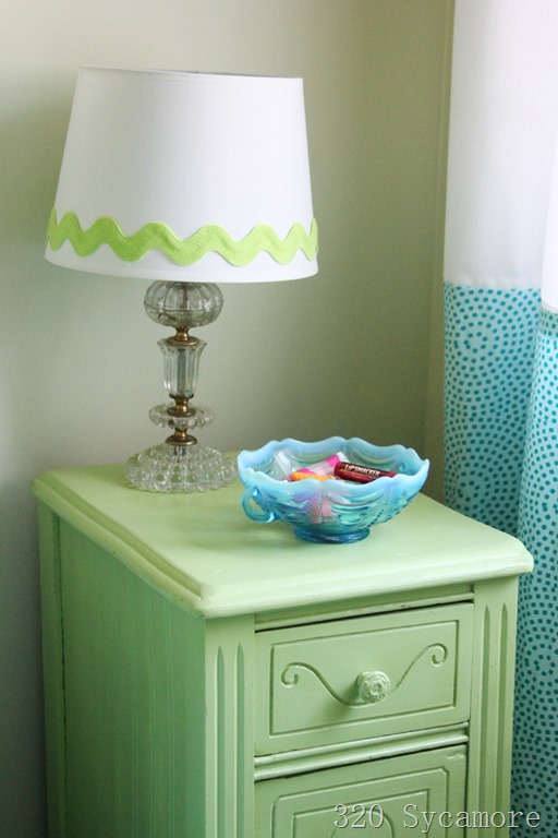 [little-green-table-with-lamp3.jpg]
