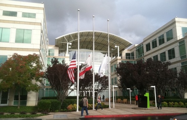 蘋果總部就被人目擊用降半旗的方式表示哀痛