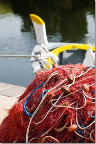 1694115-el-comercio-y-la-industria-rojo-las-redes-de-pesca-y-barcos