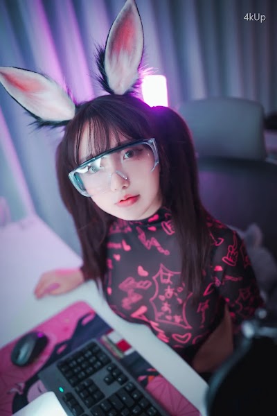 DJAWA Photo – Son Ye-Eun (손예은) Retro Gaming Girl