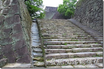 日本北九州-在熊本城內無論你想到什麼地方參觀，一定都得先爬上這些石階，而且這還只是開始，後面會有更多的階梯等著你。