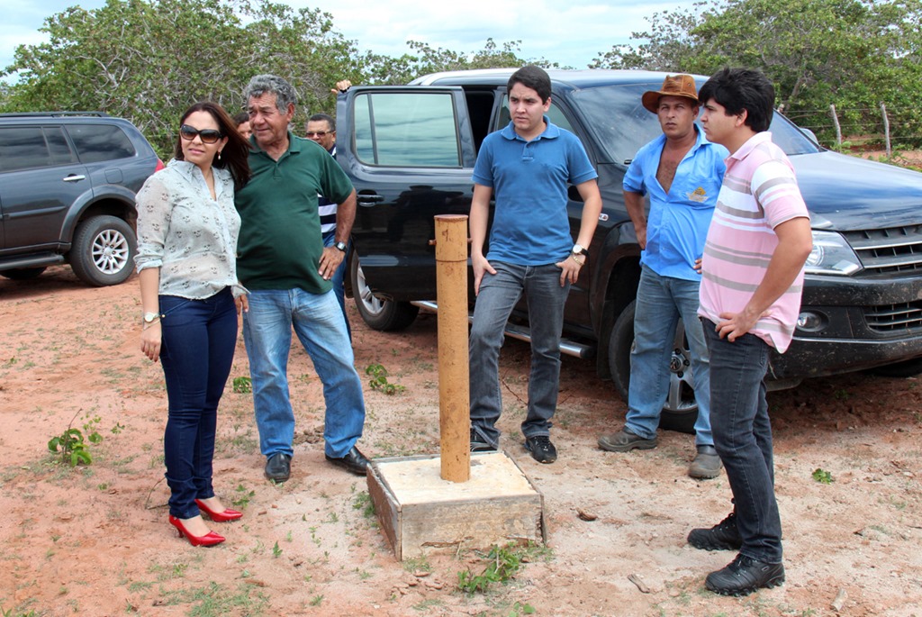 [LUANA%2520BRUNO%2520VISITA%2520PO%25C3%2587OS%2520TAMPONADOS%2520QIUE%2520PODEM%2520SER%2520A%2520SOLU%25C3%2587%25C3%2583O%2520PARA%2520O%2520ABASTECIMENTO%2520NOS%2520ASSENTAMENTOS%255B4%255D.jpg]