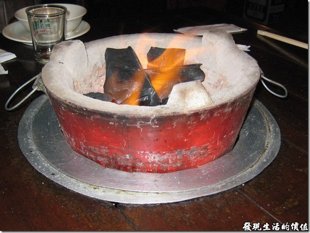 台北-魯旦川鍋。火鍋的炭火爐