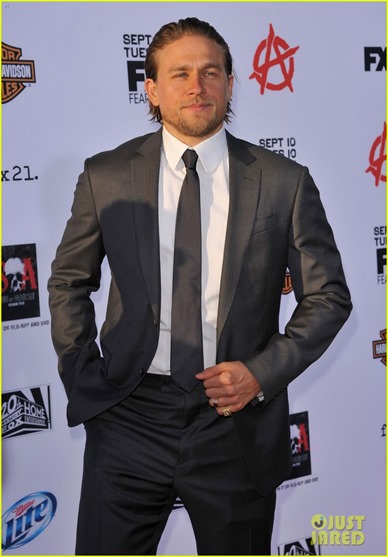 charlie-hunnam-talks-fifty-shades-of-grey-for-first-time-06