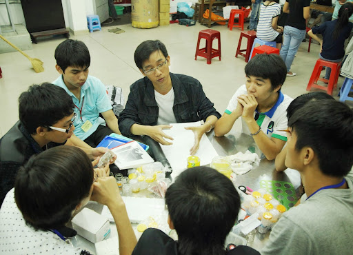 Tình nguyện viên Tiếp sức mùa thi giúp đỡ thí sinh ôn bài