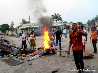 Des partisans de l’opposition le 9/12/2011 sur une des avenues de Kinshasa, après l’annonce de la victoire de Kabila par la Ceni pour la présidentielle de 2011 en RDC. Radio Okapi/ Ph. John Bompengo