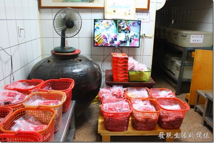 安平老街上的林永泰興蜜餞百年老店內有個好大的甕缸，不知道是不是拿來作蜜餞用的，不過我相信蜜餞工廠不會在這裡。