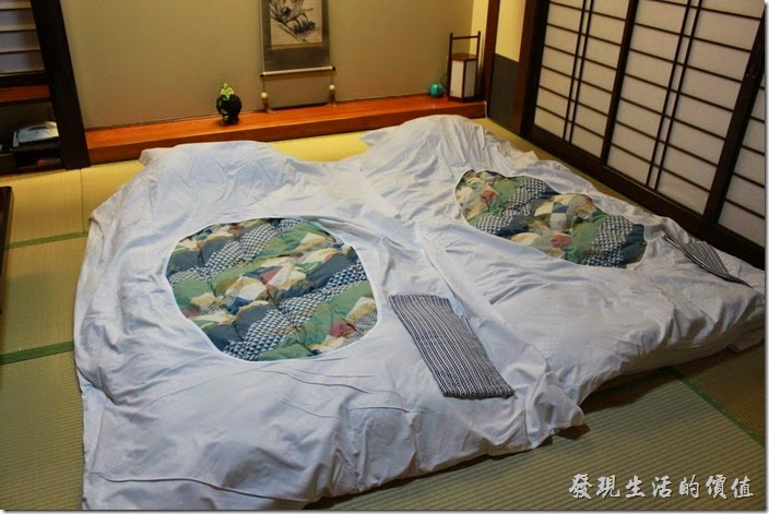 日本北九州-由布院-彩岳館。飯店人員會事先告知，在您的用餐期間她們會進來把茶几放到一旁，並且把鋪好床。