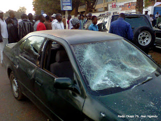  – Une voiture endomagée en face du siège de l'UDPS-Katanga à Lubumbashi, le 01/08/2011.