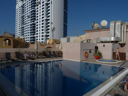 Cazare Dubai: piscina Golden Tulip Dubai