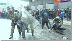Polícia reprime manifestação contra homenagem a Pinochet.Jun2012