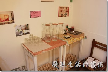 台南-Season_Cafe17，餐具及白開水自助區。