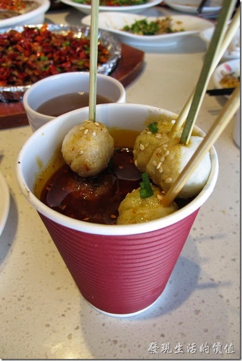 上海-望湘園。這就是傳說中「女朋友的菜」(3串)，RMB15。就是丸子，不過真的還蠻好吃的就是了，口感很軟嫩不硬，一定要配上其有點咖哩味的醬汁材夠味。