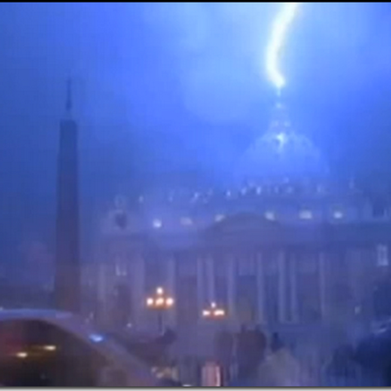 Cayó un rayo sobre el Vaticano tras de la dimisión del Papa
