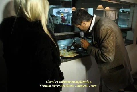Tinelli y Charlotte en la pizzeria 4.jpg