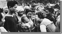 Dra. Margaret Mead, antropóloga, visitas con amigos en un viaje de campo a Bali, Indonesia, en 1957. [ Foto AP ]