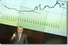 Il premier Monti mostra il grafico con l'andamento dello spread