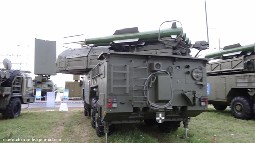 Колесный ЗРК "Бук-М2Э" и контейнерный комплекс ракетного оружия на "МАКС-2013"