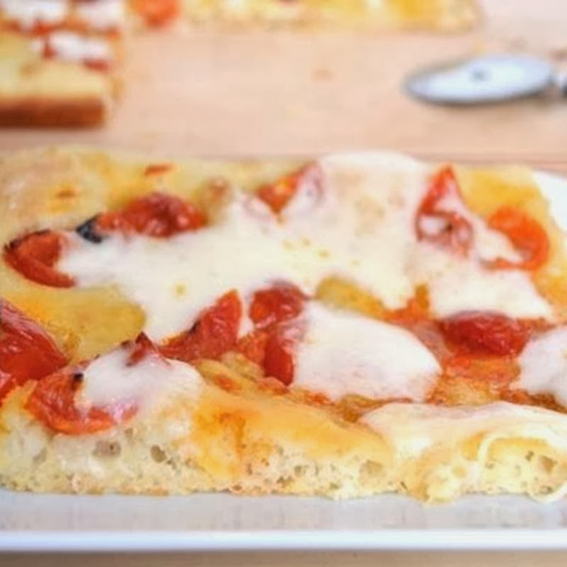 Πίτσα με ντοματίνια και τυρί