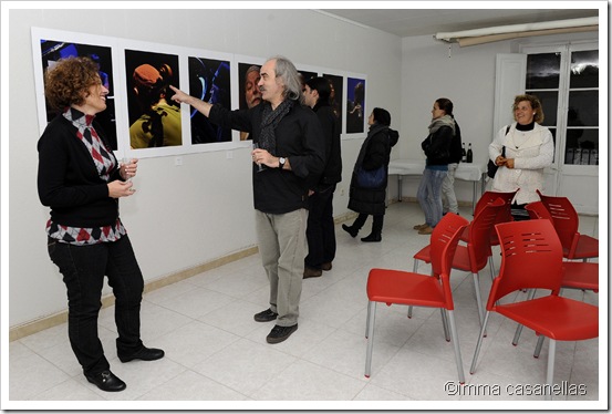 Joan Cortès, assenyalant una de les seves fotografies, el passat 17 de desembre, dia de la inauguració