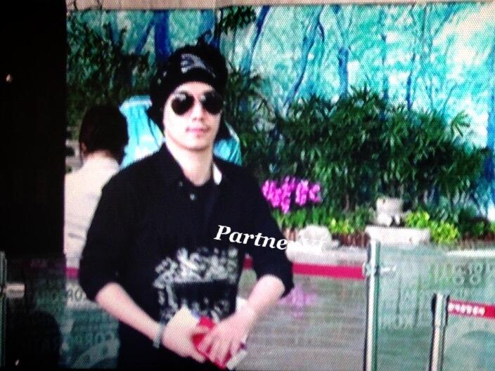 Seung Ri - Gimpo Airport - 26apr2013 - 04.jpg