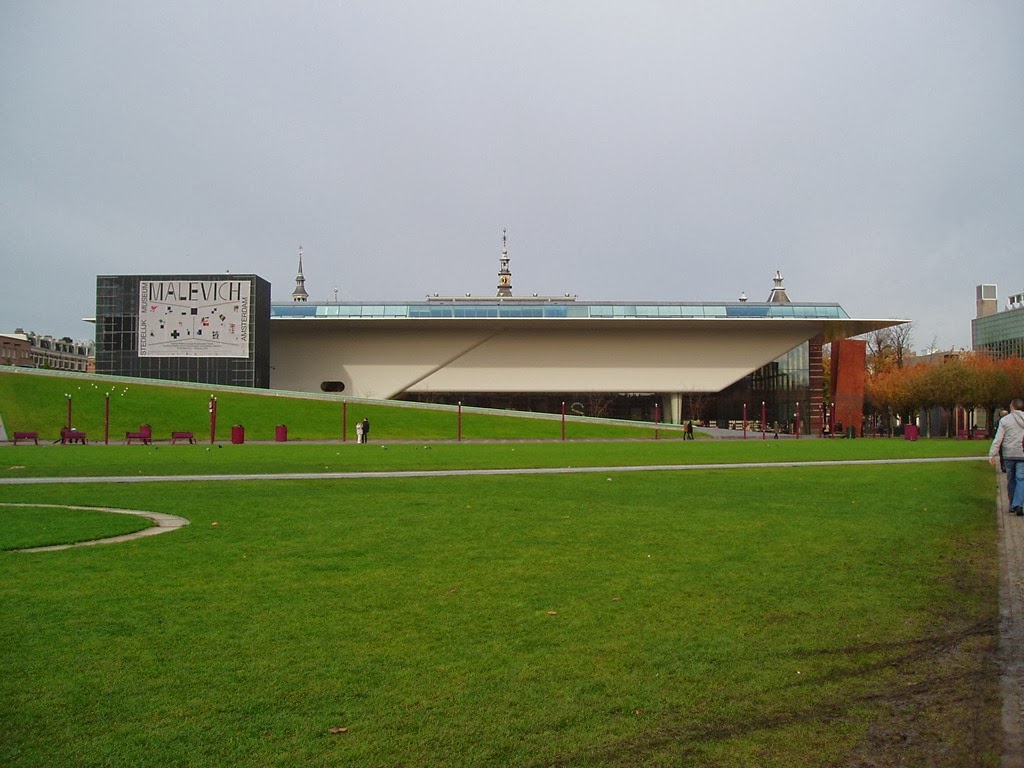 [Amsterdam.%2520Museumplein.%2520Museo%2520Stedelijk%2520-%2520PB110700%255B5%255D.jpg]