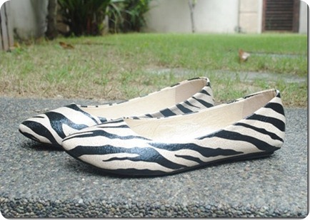 Black and white Flat Shoe