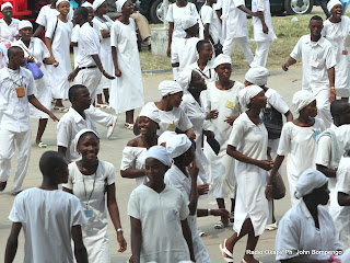 Des élèves infirmièrs dansent ce 12/05/2011 à Kinshasa, lors du défilé marquant la journée internationale des infirmiers. Radio Okapi/ John Bompengo