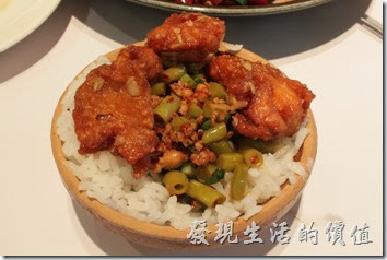 台南-1010湘。白飯配酸豆角炒肉末與辣子尋雞丁。