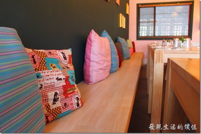 台南-PS-Cafe-Brunc。這裡有一整排的抱枕，如果更多些花樣或是懶骨頭，應該會更舒服。