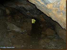 Cueva de los Moros - Entrada parcialmente bloqueada con piedras - Navascués