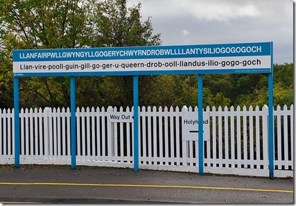 800px-Llanfairpwllgwyngyllgogerychwyrndrobwllllantysiliogogogoch-railway-station-sign-2011-09-21-GR2_1837a