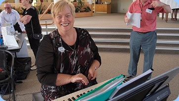Barbara McNab joining-in the fun and playing Peter Jackson's Yamaha PSR-S950. Photo courtesy of Dennis Lyons