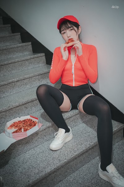 DJAWA Photo – Sonson (손손) Pizza Girl