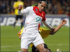 Radamel Falcao sufre grave lesión en partido de Copa de Francia