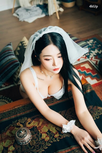 [Loozy] Bomi (보미) Holiday