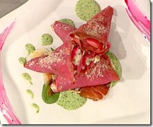 Crespelle rosse con cuore di ricotta e speck