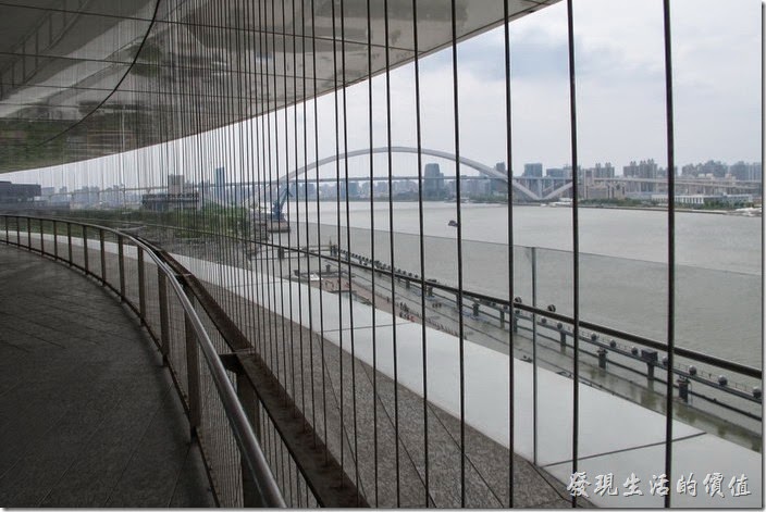 上海-望湘園。因為餐廳有點高，右是開放空間，圖片上看到的一條一條的是隱型鐵窗，用鋼索所組成的鐵窗，避免遊客掉落。