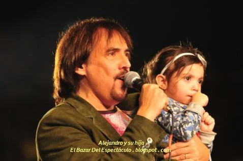 Alejandro y su hija.JPG