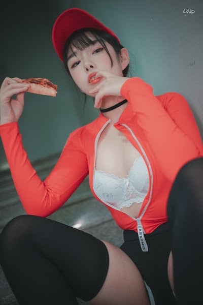 DJAWA Photo – Sonson (손손) Pizza Girl